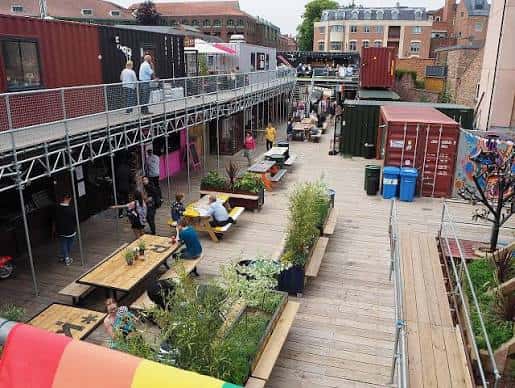 Vista exterior del complejo Spark York con contenedores y terrazas al aire libre