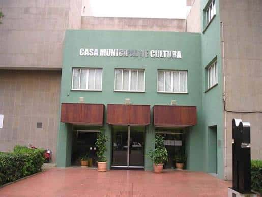 Fachada frontal de la Casa Municipal de Cultura con tres marquesinas y plantas decorativas