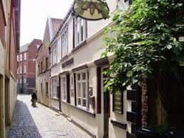 Vista exterior del pub Ackhorne en una calle empedrada de York