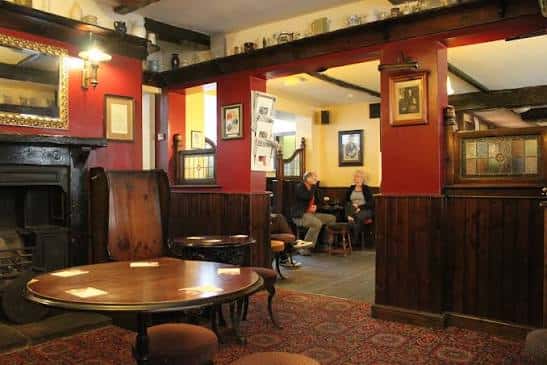 Interior acogedor del Ackhorne con decoración tradicional y zona de estar
