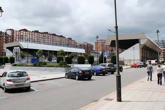 Vista exterior del Complejo Deportivo Avilés con estacionamiento y edificios deportivos