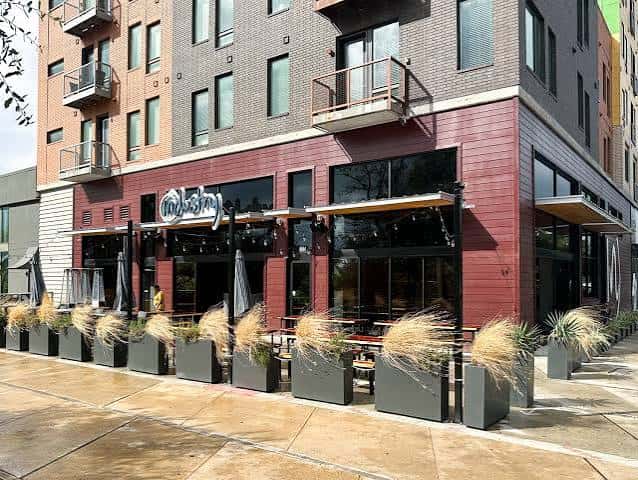 Fachada exterior del establecimiento Industry en Austin con diseño moderno y zona de terraza