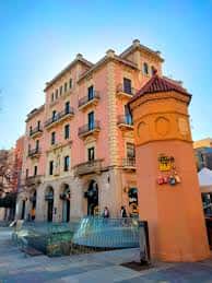 Vista de la Torre d'aigua y el edificio de la Caixa en la Plaça de Josep Maluquer i Salvador
