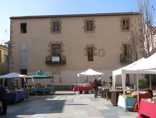 Plaza de Josep Maluquer i Salvador con puestos de mercado al aire libre