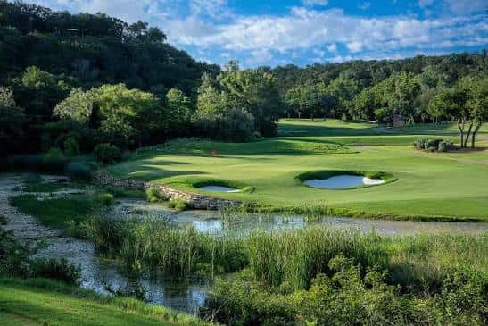 Hoyo de golf con bunkers y arroyo en el Westlake Country Club
