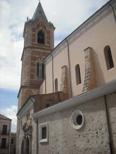 Ángulo lateral de la torre campanario y muros de la iglesia