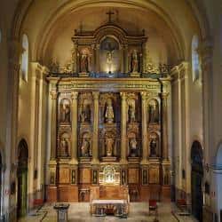 Interior de la iglesia mostrando el retablo mayor y el altar central