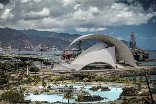 Vista panorámica del Auditorio de Tenerife y el Palmetum con el mar de fondo
