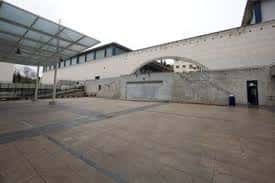 Vista exterior del Polideportivo Municipal Egia con su característica estructura de hormigón y rampas