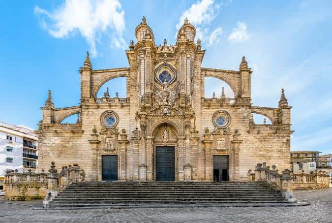 Fachada principal de la Catedral de Jerez con escalinata y cielo azul