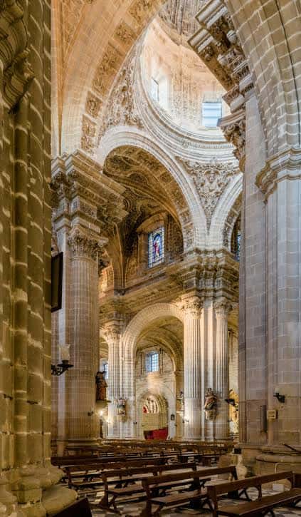 Interior de la catedral mostrando bóvedas ornamentadas y columnas de piedra