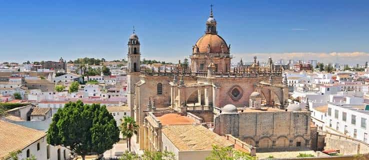 Vista panorámica de la Catedral de Jerez desde una altura, con la ciudad al fondo