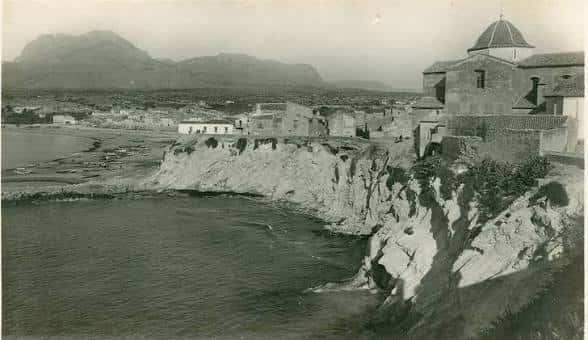 Vista histórica de la Plaça de la Senyoria en Benidorm, mostrando su ubicación costera y arquitectura tradicional