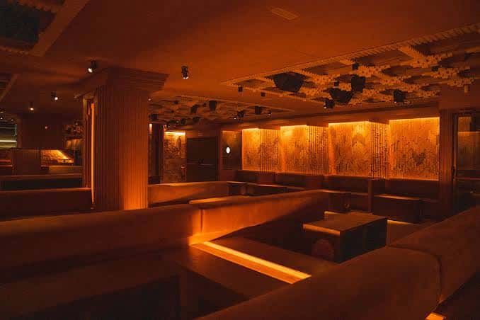 Fachada exterior del Hotel Jazz en Barcelona con arquitectura moderna y palmeras