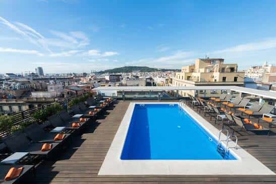 Piscina en la azotea del Hotel Jazz con vistas panorámicas de la ciudad