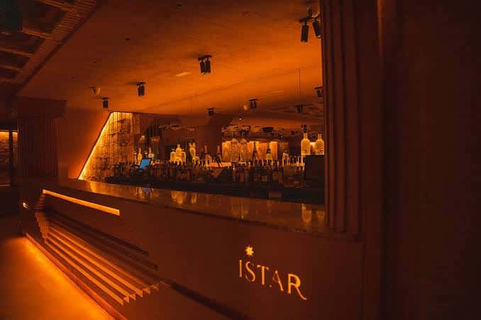 Bar del club IŠTAR con iluminación ambiental y botellas en exhibición