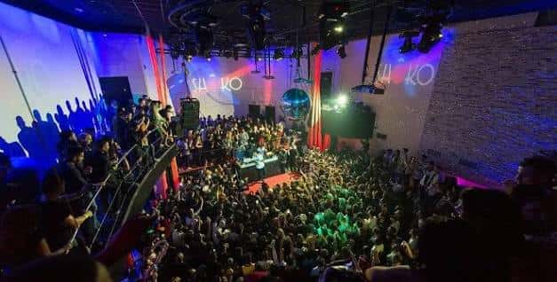 Interior del club Shoko Madrid con multitud de asistentes, escenario y luces de ambiente