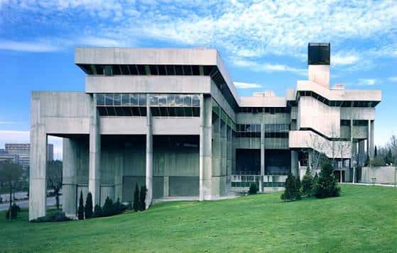 Vista exterior del edificio de la Facultad de Ciencias de la Información con su distintiva arquitectura brutalista y fachada de hormigón
