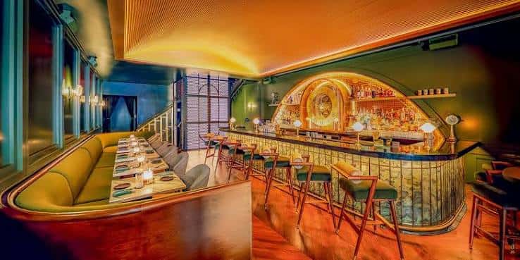 Interior del bar principal con iluminación cálida y diseño art deco