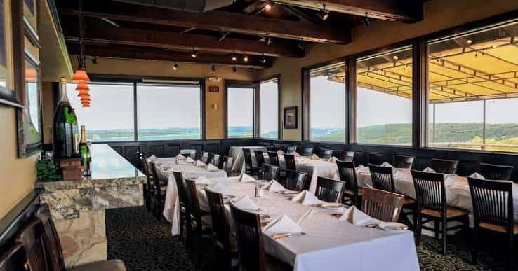 Interior del restaurante con mesas dispuestas para cena