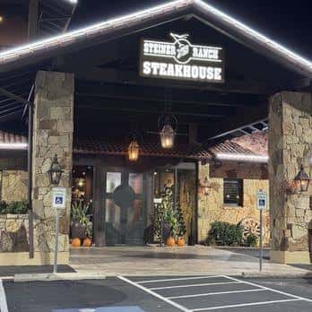 Entrada principal del Steiner Ranch Steakhouse