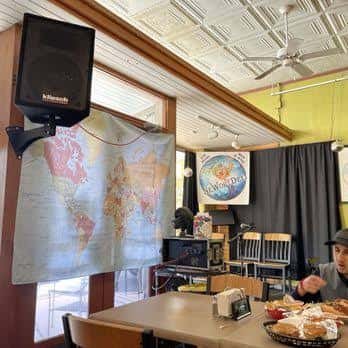 Interior del New World Deli con decoración temática y espacio para eventos