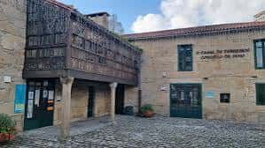 Plaza empedrada frente al Casal de Ferreirós con su característica arquitectura tradicional