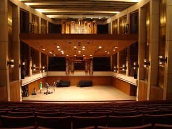Interior del auditorio mostrando las butacas y el escenario con el órgano