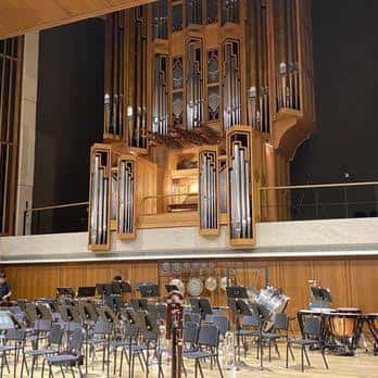 Plano medio del órgano y los instrumentos musicales en el escenario