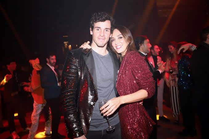 Pareja sonriendo en la pista de baile del Lula Club durante una fiesta