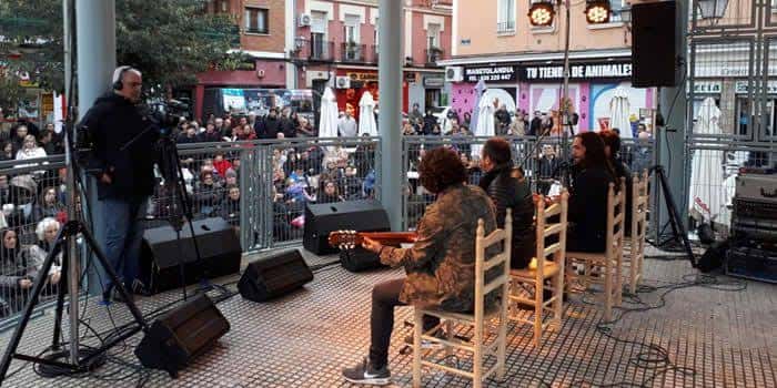 Concierto de flamenco en el escenario del Templete José Menese, con músicos tocando guitarra y cantando frente a un público reunido