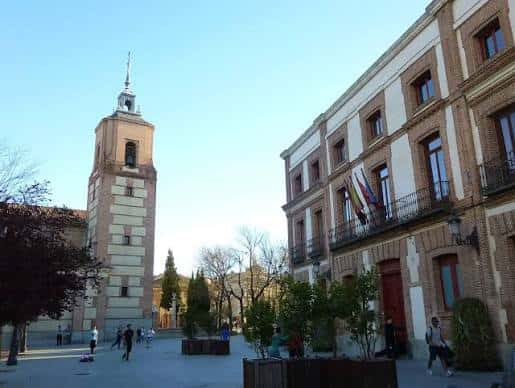 Vista de la Plaza de Carabanchel con la torre de la iglesia y el ayuntamiento