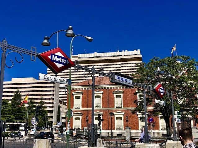 Entrada a la estación de metro de Carabanchel con el edificio histórico al fondo