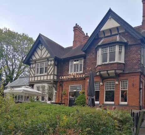 Vista exterior del Carlton Tavern en York, mostrando su fachada de ladrillo y detalles arquitectónicos Tudor
