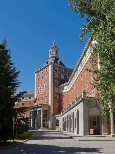 Vista frontal del Rectorado de la Universidad Complutense con su característica torre y fachada de ladrillo