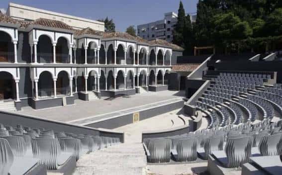 Teatro romano al aire libre con gradas y escenario listo para eventos