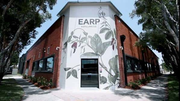 Vista frontal del edificio de Earp Distilling Co. en día soleado