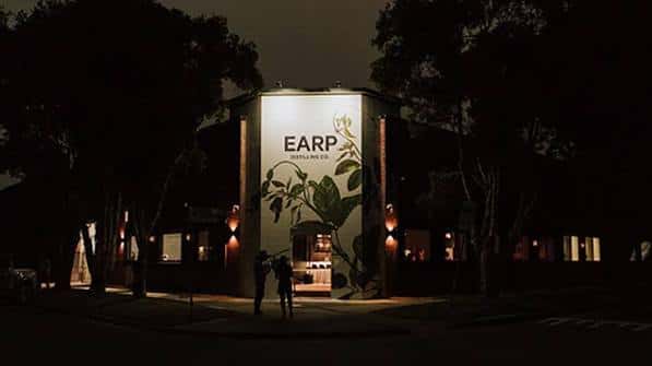 Fachada iluminada de Earp Distilling Co. por la noche