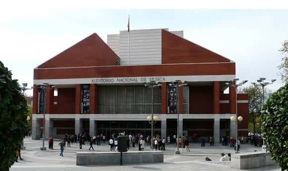 Vista exterior del Auditorio Nacional de Música en Madrid con su distintiva fachada de ladrillo rojo y columnas blancas