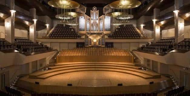Interior del auditorio mostrando la sala de conciertos con butacas, escenario y órgano central