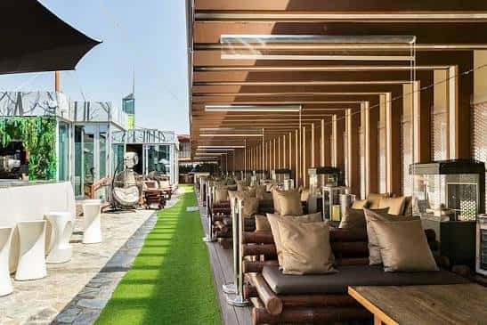 Terraza del Ático de la Estación de Chamartín con zona de lounge y césped artificial