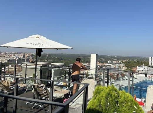Terraza con piscina, vistas panorámicas de Madrid y sombrilla de Moët & Chandon