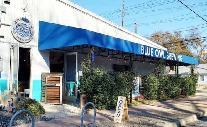 Vista exterior del Blue Owl Brewing con su marquesina azul característica