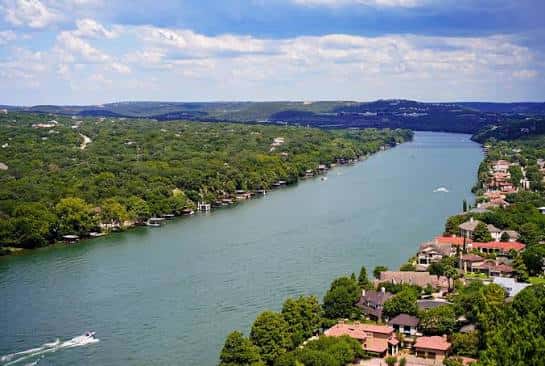 Panorámica del Lago Austin con residencias en la orilla y embarcaciones