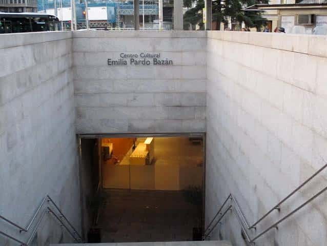 Entrada principal del Centro Cultural Emilia Pardo Bazán en el pasaje subterráneo de Colón
