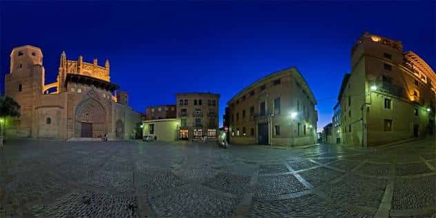 Vista panorámica nocturna de la Plaza de la Catedral iluminada