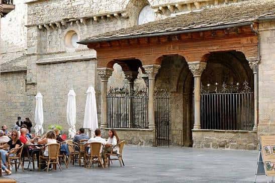 Terraza de restaurante en la Plaza de la Catedral con gente disfrutando
