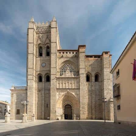 Vista frontal de la Catedral de Ávila con su fachada gótica y torre