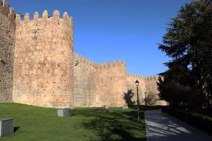 Vista panorámica de la muralla medieval de Ávila con el jardín de San Vicente al frente
