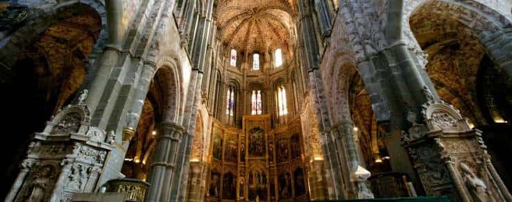 Interior de la catedral mostrando el altar mayor y las columnas de piedra